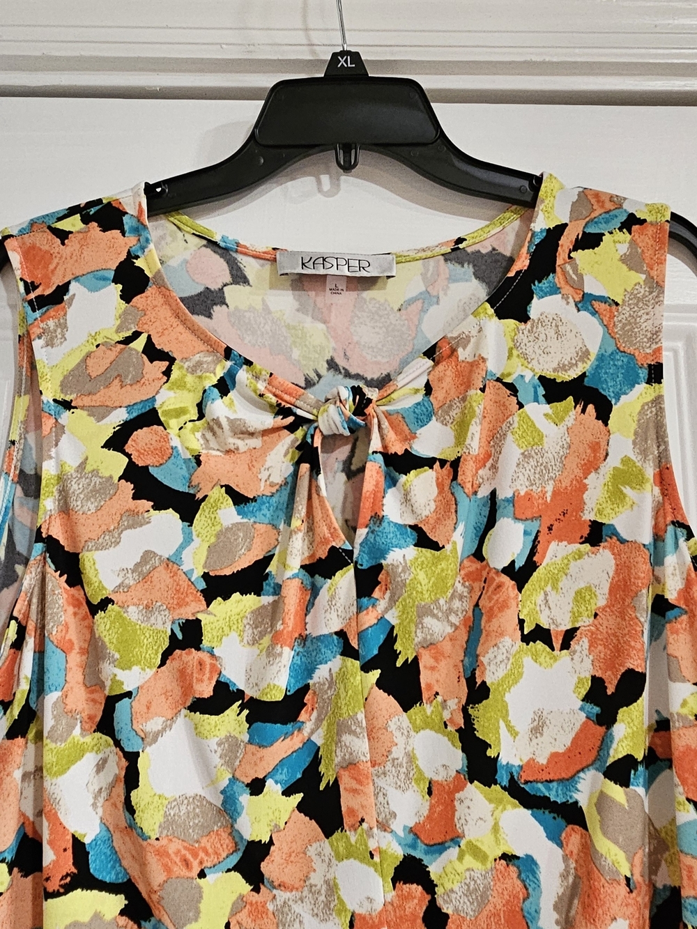 Kasper Sleeveless Floral-Print Tie-Neck Camisole in Coral, Navy & Lime - Picture 2 of 5